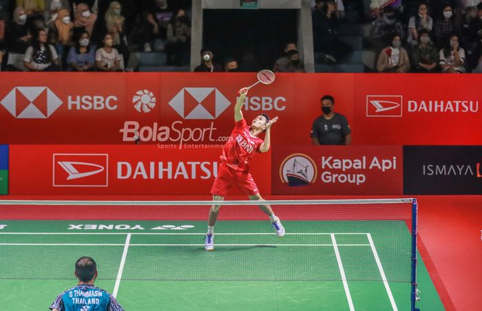 Atlet bulu tangkis tunggal putra Indonesia, Anthony Sinisuka Ginting (Anthony Ginting), sedang bertanding di Istora Senayan, Jakarta pada 9 Juni 2022.