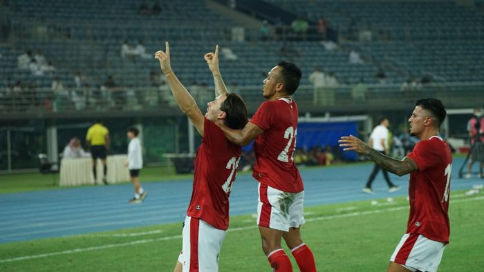 Pemain timnas Indonesia, Marc Klok saat melakukan selebrasi setelah mencetak gol ke gawang Kuwait dalam laga Grup A Kualifikasi Piala Asia 2023 yang bergulir di Jaber Al-Ahmad International Stadium, Kuwait City, pada Rabu (8/6/2022).