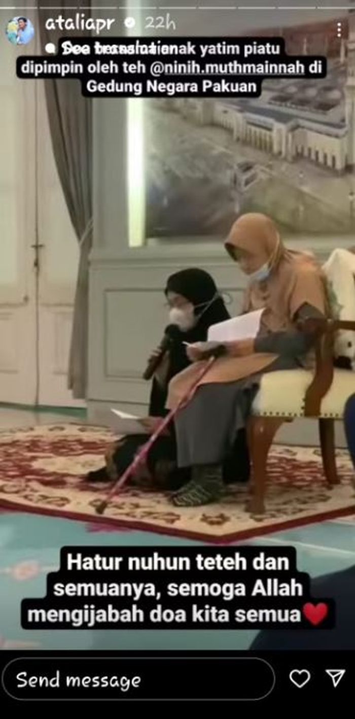 Teh Ninih pimpin doa bersama untuk Emmeril Kahn Mumtadz di Gedung Negara Pakuan.