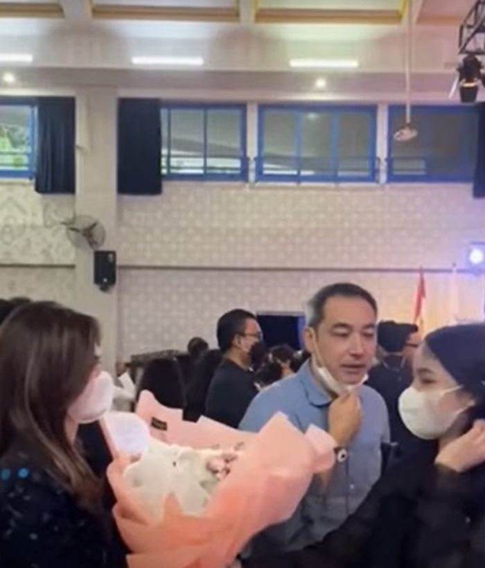 Penampakan Yusuf Subrata saat hadiri acara kelulusan sang anak