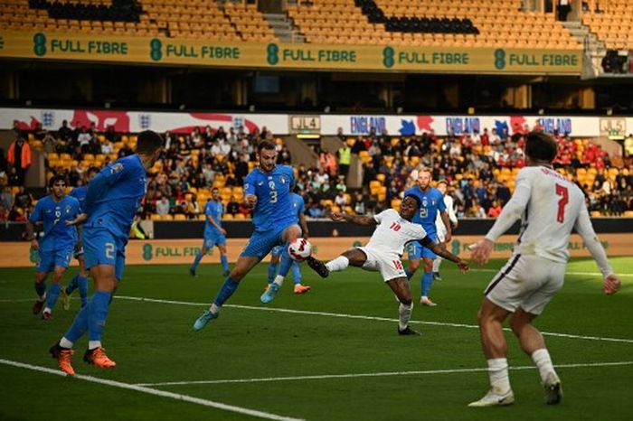 Bek Italia, Federico Gatti berduel dengan penyerang sayap Inggris, Raheem Sterling dalam laga Liga A Grup 3 UEFA Nations League