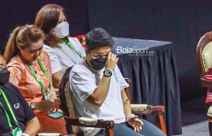 Apriyani Rahayu nampak mengusap air matanya dalam acara perpisahan Greysia Polii di Istora Senayan, Jakarta, 12 Juni 2022.