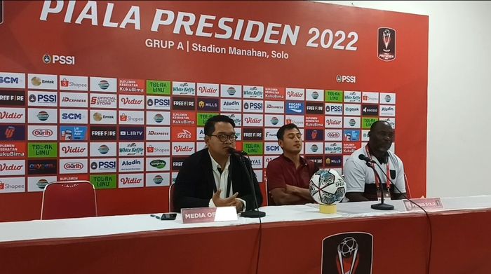 Pelatih Persis Solo Jacksen F Tiago dan Samsul Arif saat sesi jumpa pers setelah laga melawan PSS Sleman, Sabtu (11/6/2022)