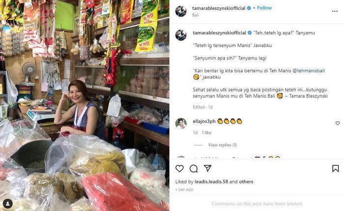 Tamara Bleszynski jaga lapak bumbu di pasar.