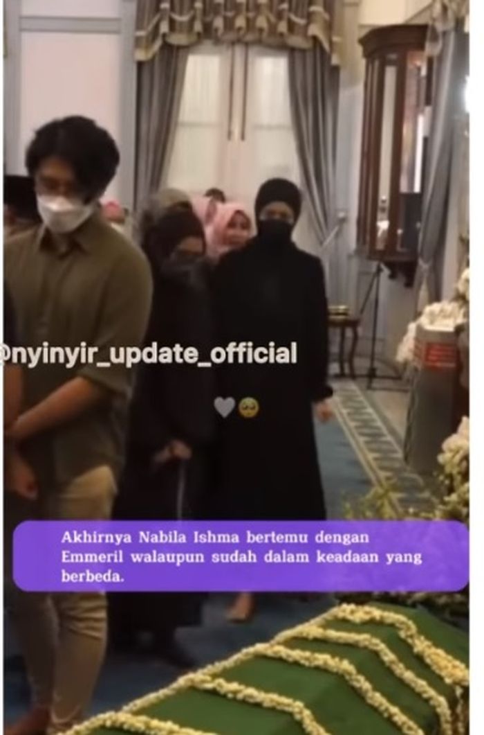 Detik-detik Nabila Ishma mendekati peti jenazah anak Ridwan Kamil.
