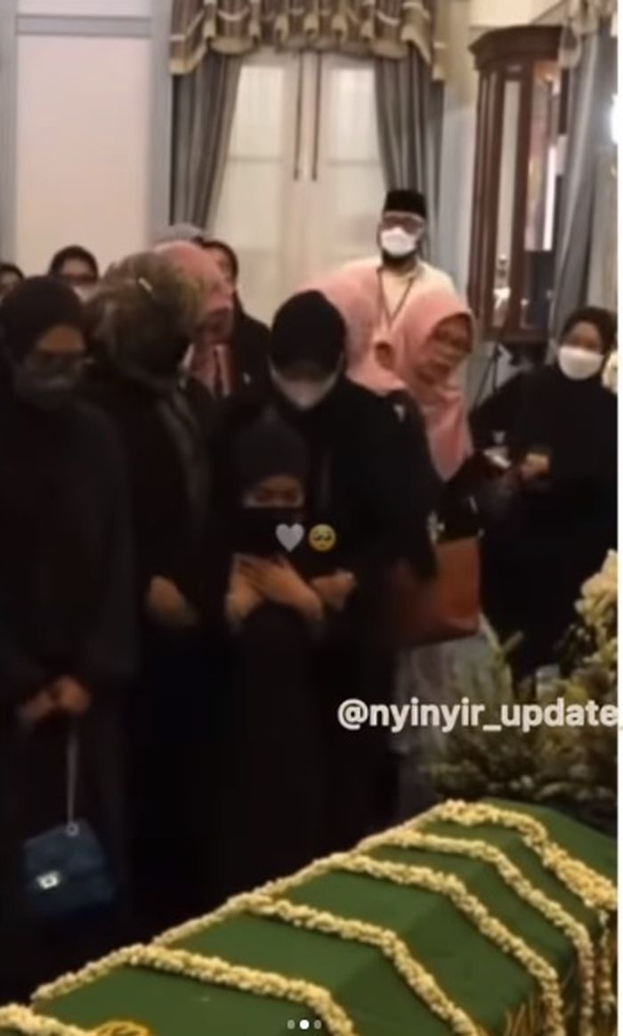 Nabila Ishma bersimpuh di sebelah peti janzah anak Ridwan Kamil.
