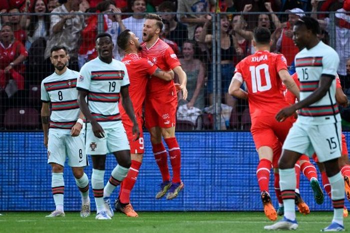 Penyerang timnas Swiss, Haris Seferovic, merayakan gol ke gawang timnas Portugal pada matchday keempat Liga A Grup 2 UEFA Nations League di Stade de Geneve, Minggu (12/6/2022).