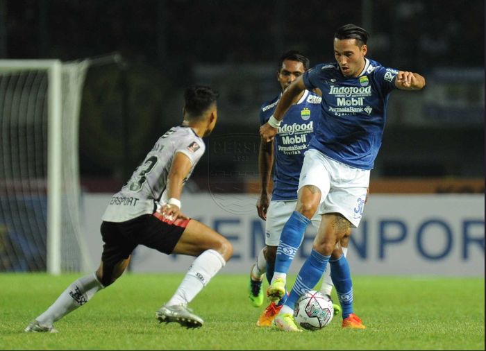 Suasanya pertandingan antara Bali United melawan Persib Bandung pada laga penyisihan Grup C Piala Presiden 2022 di Stadion Gelora Bandung Lautan Api (GBLA), Minggu (12/6/2022).