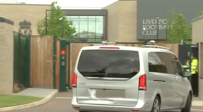 Darwin Nunez terlihat tiba di markas Liverpool di Kirkby.