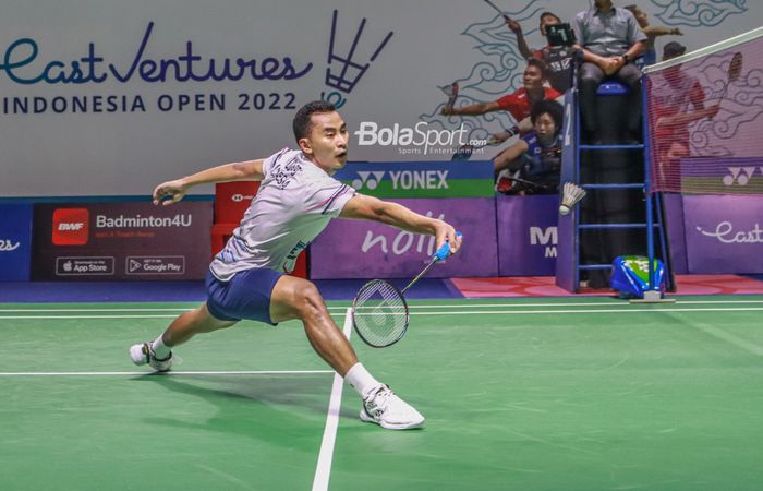 Atlet bulutangkis tunggal putra Indonesia, Tommy Sugiarto, sedang bertanding di Istora Senayan, Jakarta pada 14 Juni 2022.