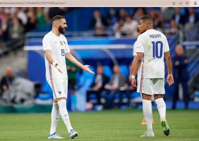 Karim Benzema (kiri) dan Kylian Mbappe (kanan) saat membela timnas Prancis dalam laga melawan timnas Kroasia di Stade de France, Senin (13/6/2022).