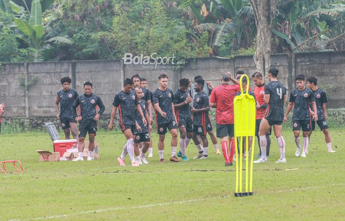 Sejumlah pemain Persija Jakarta (skuat Persija/skuad Persija) sedang berlatih di Lapangan Nirwana, Sawangan, Jawa Barat, 15 Juni 2022.