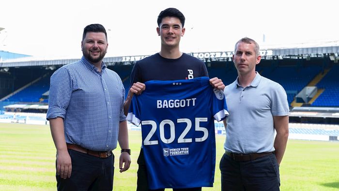 Bek timnas Indonesia Elkan Baggott perpanjang kontrak di Ipswich Town.