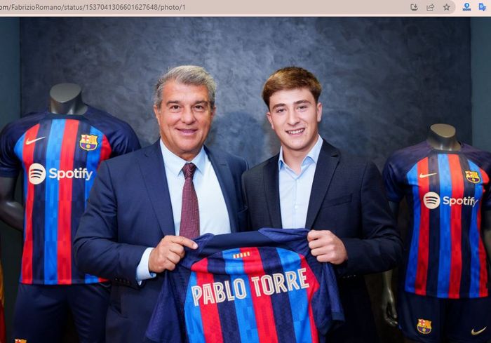 Pemain terbaru Barcelona, Pablo Torre, saat dikenalkan ke publik oleh presiden Joan Laporta.