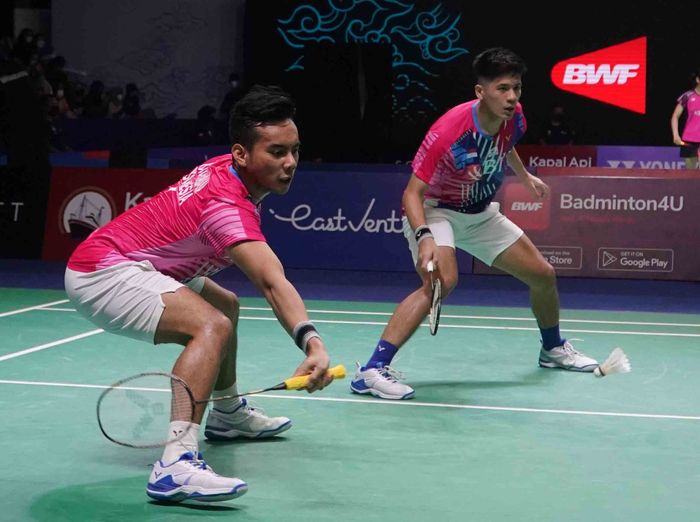 Pasangan ganda putra Indonesia, Pramudya Kusumawardana/Yeremia Erich Yoche Yacob Rambitan, pada babak kedua Indonesia Open 2022 di Istora Senayan, Jakarta, Kamis (16/6/2022).