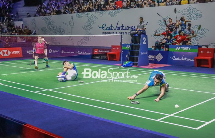 Yeremia memegangi lututnya yang mengalami cedera ketika tampil bersama Pramudya di perempat final Indonesia Open 2022. Pram/Yere harus kalah dari Chia/Soh walau hampir menang.