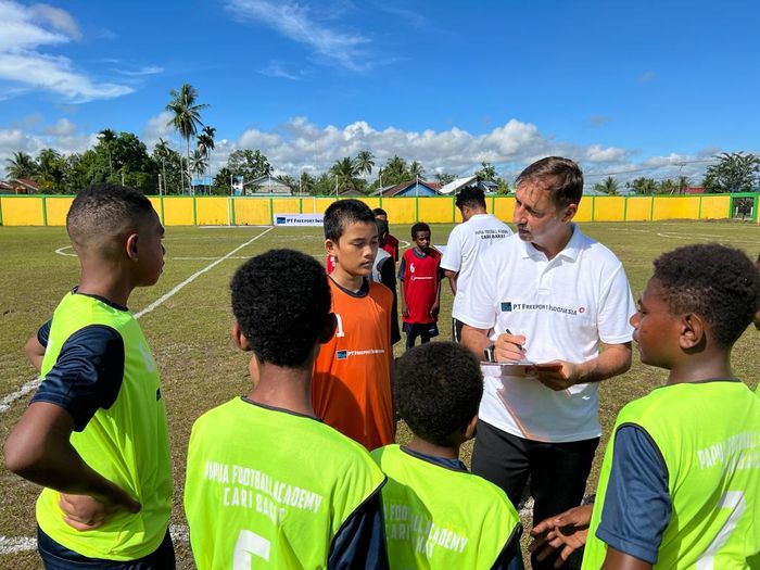 Wolfgang Pikal saat membimbing para peserta Papua Football Academy Cari Bakat.