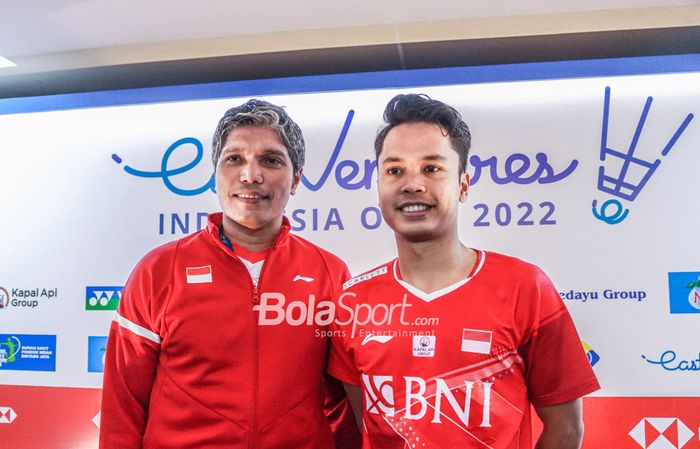 Pelatih tunggal putra Indonesia, Irwansyah, dan sang pemainnya yakni Anthony Sinisuka Ginting (Anthony Ginting) sedang berpose saat ditemui awak media  di Istora Senayan, Jakarta pada 17 Juni 2022.