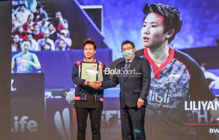 Legenda ganda campuran Indonesia, Liliyana Natsir saat menerima penghargaan Hall of Fame dari perwakilan Federasi Badminton Dunia (BWF) secara langsung, di Istora Senayan, Gelora Bung Karno (GBK), Jakarta, Sabtu (18/6/2022).