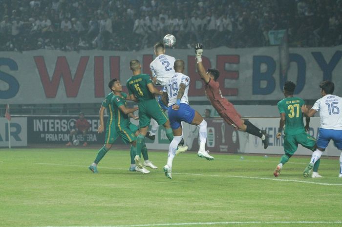 Suasan pertandingan Persib Bandung melawan Persebaya Surabaya, Jumat (17/6/2022).
