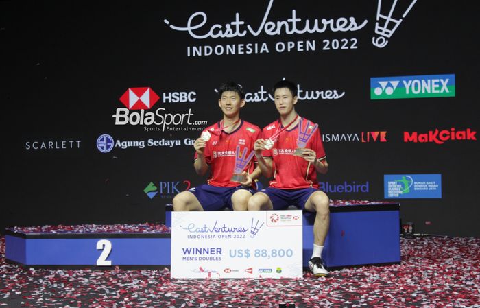 Pasangan ganda putra China Liu Yu Chen/Ou Xuan Yi meraih gelar juara ganda putra Indonesia Open 2022 seusai mengalahkan Choi Sol Gyu/Kim Won Ho, 21-17, 23-21 di Istora Gelora Bung Karno, Senayan, Minggu (19/6/2022)