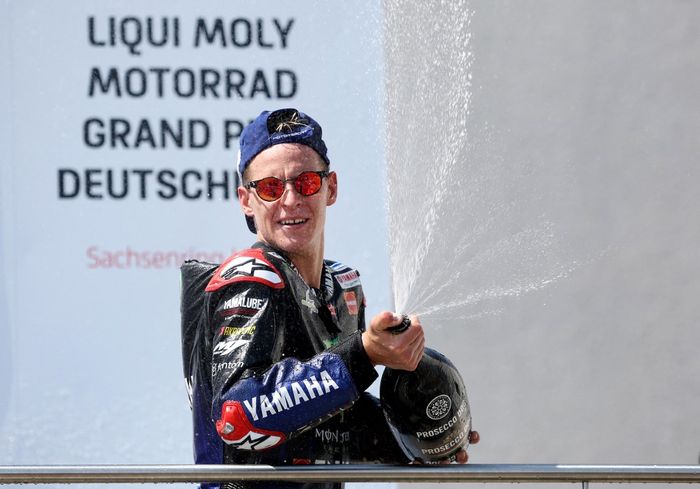 Pembalap Monster Energy Yamaha, Fabio Quartararo, merayakan kemenangan pada balapan seri ke-10 MotoGP Jerman di Sachsenring, Jerman, 19 Juni 2022.