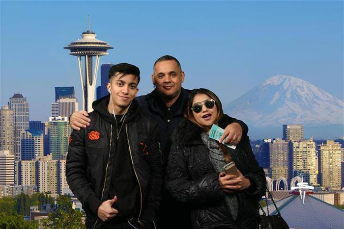 Potret bahagia Sarah Azhari dan keluarganya