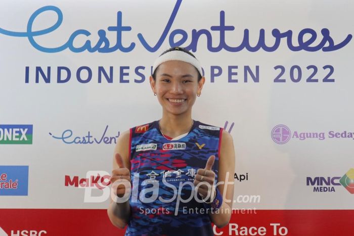 Pebulu tangkis tunggal putri Taiwan, Tai Tzu Ying, berpose setelah menjuarai Indonesia Open 2022 di Istora Senayan, Jakarta, Minggu (19/6/2022).