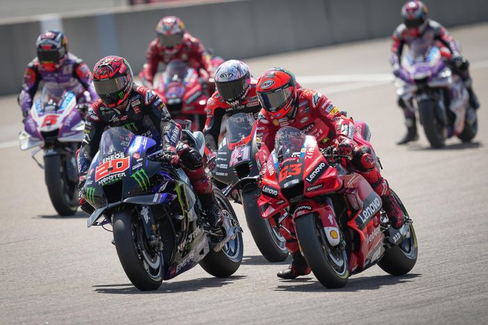 Aksi Francesco Bagnaia (Ducati Lenovo), (Fabio Quartararo), dan Aleix Espargaro (Aprilia Racing) pada MotoGP Jerman 2022.