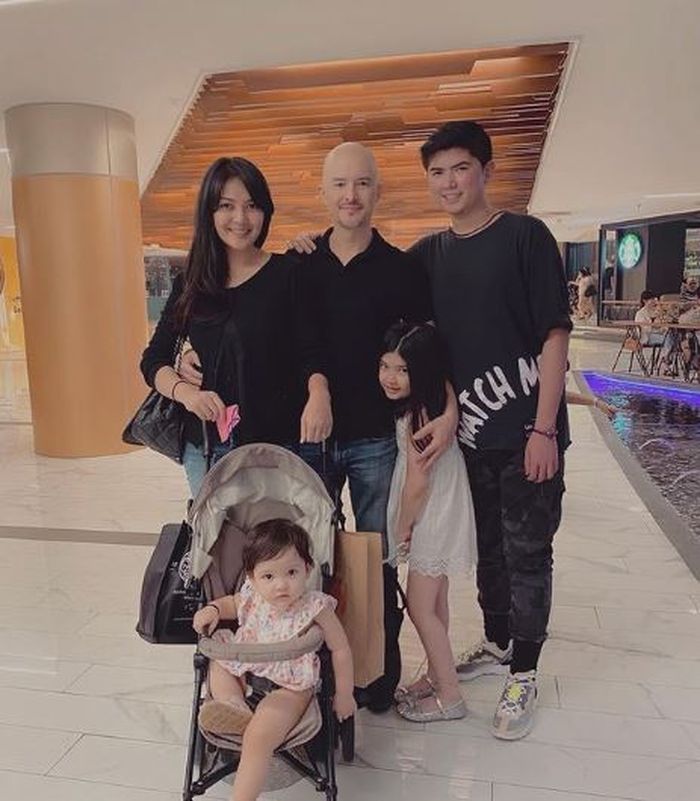 Alex Tian bersama istri dan anak-anaknya