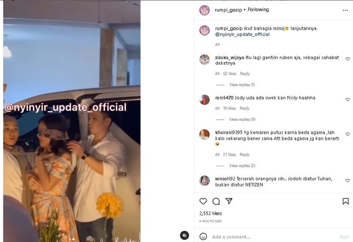 Ayu Ting Ting ditutup matanya dengan kain oleh Jordi Onsu, adik Ruben Onsu.