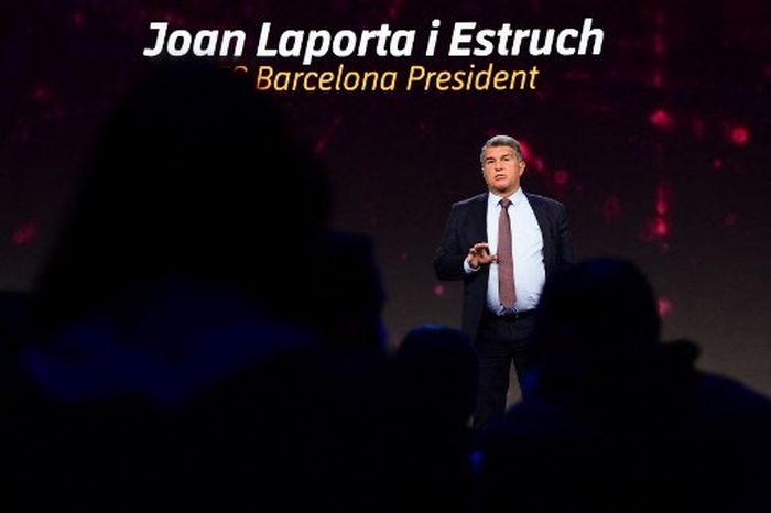 Presiden Barcelona, Joan Laporta, berbicara dalam forum Mobile World Congress (28/2/2022).