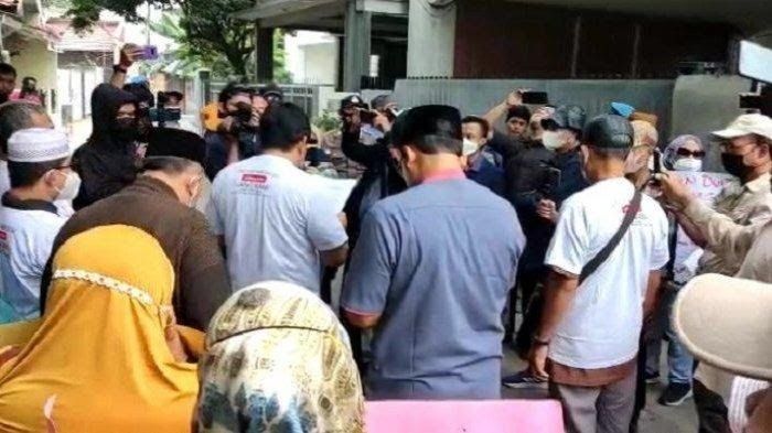 Begini penampakan kerumunan orang di depan rumah Yusuf Mansur, Senin (20/06/2022) 