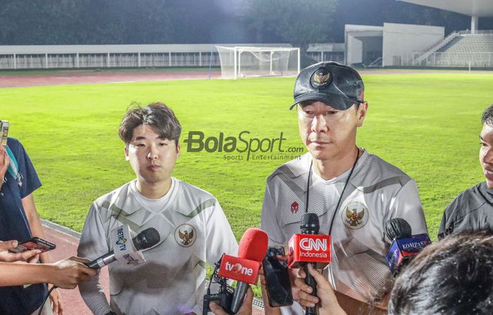 Pelatih timnas U-19 Indonesia, Shin Tae-yong (kanan), dan penerjemahnya bernama Jeong Seok-seo (kiri) sedang memberikan keterangan kepada awak media di Stadion Madya, Senayan, Jakarta, 21 Juni 2022.