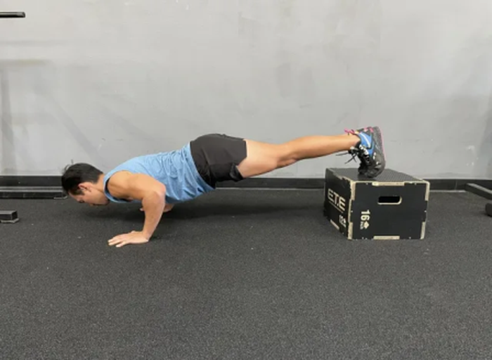 Gerakan Feet-Elevated Push-ups