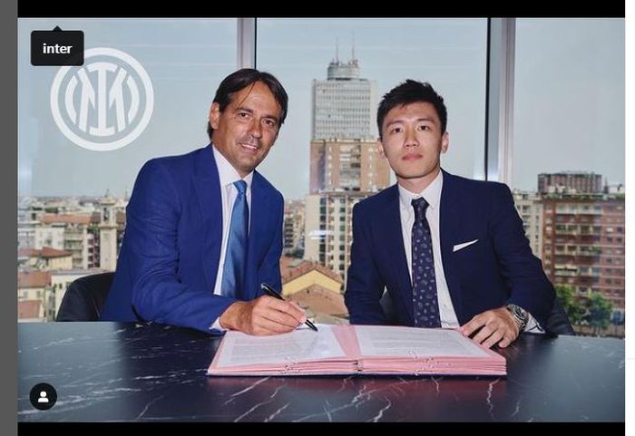 Simone Inzaghi (kiri) bersama Presiden Inter Milan, Steven Zhang, dalam penandatanganan kontrak baru (21/6/2022).