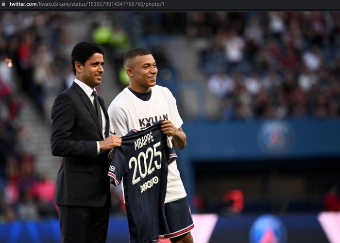 Presiden PSG, Nasser Al-Khelaifi berfoto bersama Kylian Mbappe usai sang pemain memperpanjang kontraknya pada 2022 lalu.