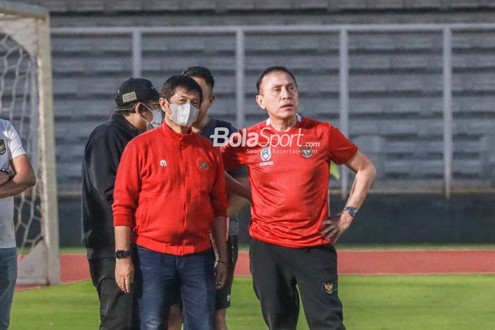 Ketua Umum PSSI, Mochamad Iriawan (kanan) dan Direktur Teknik PSSI, Indra Sjafri (kiri) sedang memantau di Stadion Madya, Senayan, Jakarta, 23 Juni 2022.