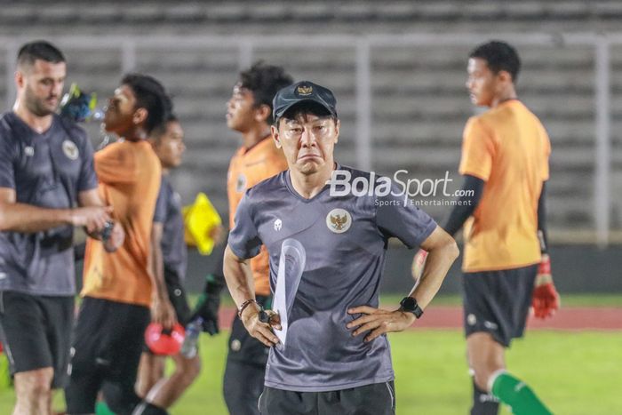 Pelatih timnas U-19 Indonesia, Shin Tae-yong, nampak sempat cemberut saat melatih di Stadion Madya, Senayan, Jakarta, 23 Juni 2022.