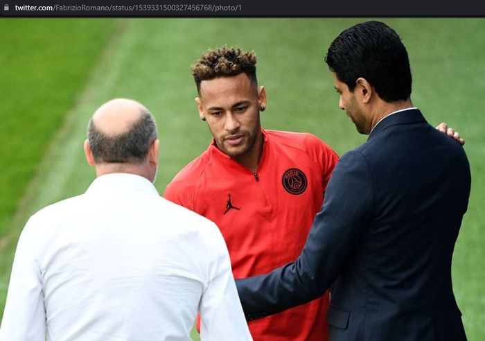 Neymar Jr dan presiden PSG, Nasser Al--Khelaifi dalam sebuah pertemuan di atas lapangan.
