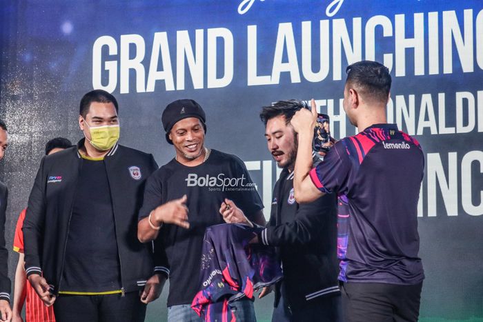 Ronaldinho beserta jajaran manajemen RANS Nusantara FC yakni Rudy Salim dan Raffi Ahmad nampak antusias dengan jersey timnya di Menara Mandiri, Senayan, Jakarta, 24 Juni 2022.