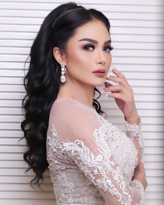 Tampilan close-up Krisdayanti saat bernyanyi di sebuah hotel bintang lima.