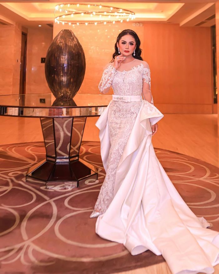 Penampilan Krisdayanti saat kenakan gaun putih bak pengantin wanita.