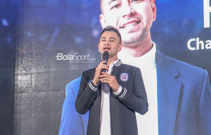 Chairman RANS Nusantara FC, Raffi Ahmad, sedang memberikan sambutan di Menara Mandiri, Senayan, Jakarta, 24 Juni 2022.