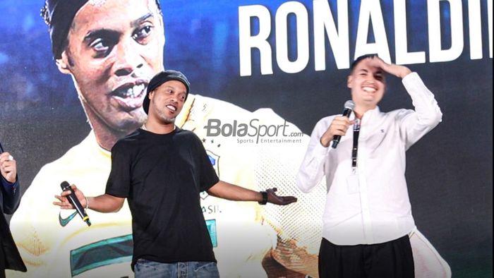 Ronaldinho (kiri) nampak tersenyum saat sang penerjemah justru mengajak bicara dengan bahasa Indonesia dalam sesi jumpa pers di Menara Mandiri, Senayan, Jakarta, 24 Juni 2022.