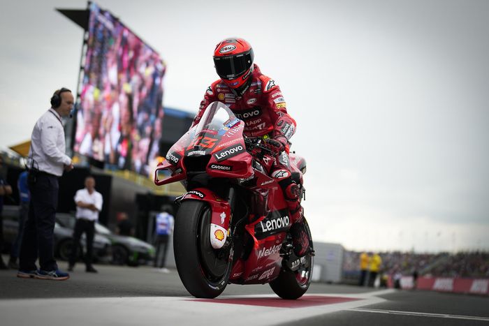 Aksi pembalap Ducati, Francesco Bagnaia pada babak kualifikasi MotoGP Belanda 2022, Sabtu (25/6/2022)