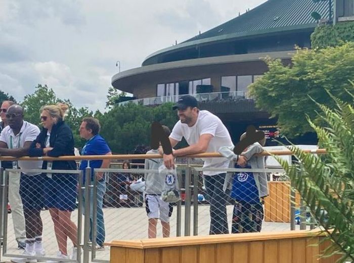 Bek Barcelona Gerard Pique terlihat memegang tas plastik dengan lambang Chelsea di ajang Wimbledon di London, Inggris, pada Sabtu (25/6/2022), bersama kedua anaknya.