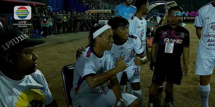 Ronaldinho melayani permintaan foto dari pemain Rans Nusantara FC pada laga segitiga kontra Arema FC dan Persik Kediri (26/6/2022). 