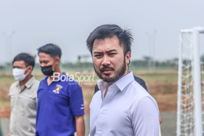 Chairman RANS Nusantara FC, Rudy Salim, nampak sedang mengunjungi sport center di Pantai Indah Kapuk 2, Tangerang, Banten, 27 Juni 2022.
