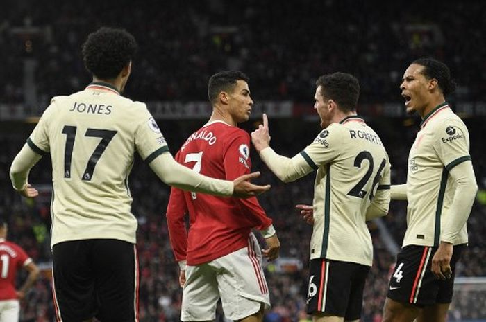 Cristiano Ronaldo terlibat konfrontasi dengan Andrew Robertson dan Virgil van Dijk dalam duel Manchester United vs Liverpool di Old Trafford (24/10/2021).